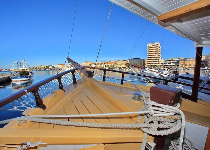 Rhythm Floating - Botel 3*